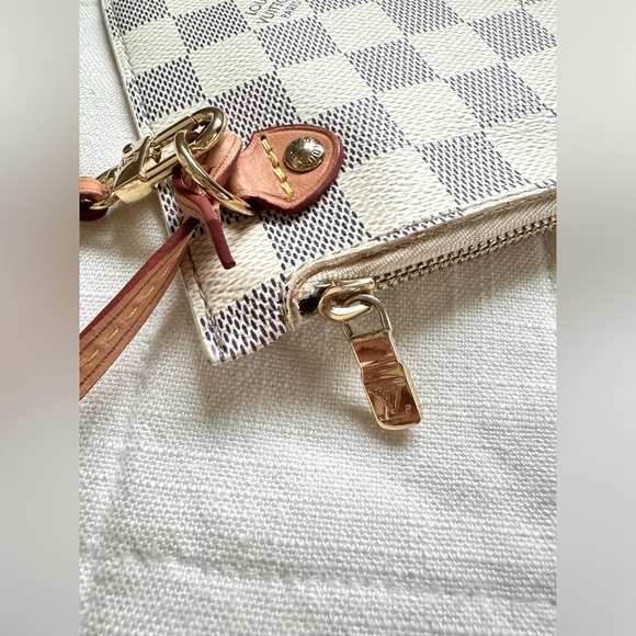👜Authentic Louis Vuitton Monogram Canvas Wristlet👜 - Picture 5 of 12